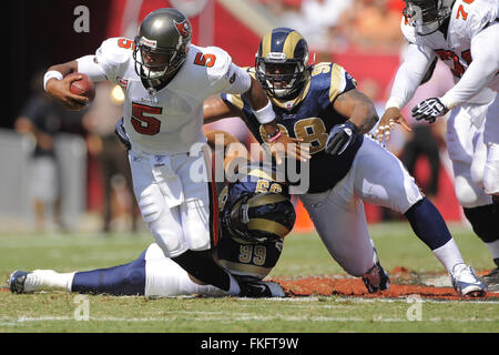 Tampa, Florida, Stati Uniti. 24 ott 2010. Oct 24, 2010; Tampa, FL, Stati Uniti d'America; Tampa Bay Buccaneers quarterback Josh Freeman (5) viene affrontato da San Louis Rams difensivo fine C.J. Ah si (99) e San Louis Rams defensive affrontare Fred Robbins (98) durante il loro gioco presso Raymond James Stadium. © Scott A. Miller/ZUMA filo/Alamy Live News Foto Stock