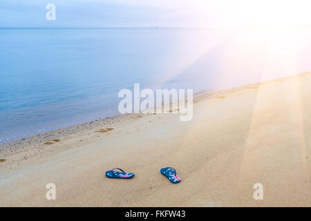 Tanga con bandiera australiana recante su di una spiaggia di sabbia con il sole che splende Foto Stock
