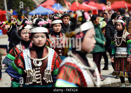 Zhouxi Miao le ragazze che indossano i costumi tradizionali durante il festival Lusheng. Foto Stock
