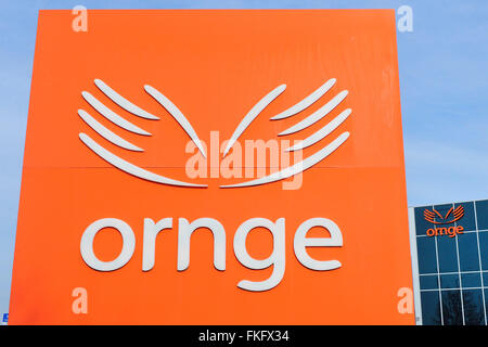 Ornge logo aziendale e digital signage come visualizzato al di fuori della sede di Mississauga il 8 marzo 2016. La stampa canadese immagini/Dominic ChanOrnge logo aziendale e digital signage come visualizzato al di fuori della sede di Mississauga il 8 marzo 2016. Foto Stock