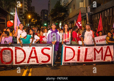 Sao Paulo, Brasile, Marzo 08, 2016. Migliaia di donne in marzo a Sao Paulo, Brasile il 8 marzo 2016 in osservanza della Giornata internazionale della donna. Essi si uniscono i manifestanti in tutto il mondo come la chiamano per la parità tra i sessi, in particolare per quanto riguarda la parità di retribuzione per il lavoro, e terminando la violenza degli uomini contro le donne.molti manifestanti sono stati divisi tra sostenitori e non sostenitori del governo di Dilma Rousseff. ed ex Presidente Luiz Inacio Lula da Silva. Credito: Alf Ribeiro/Alamy Live News Foto Stock