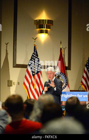 Bridgeton, Missouri, Stati Uniti d'America. 23 mar 2010. L'ex presidente Bill Clinton parla ai sostenitori della moglie e candidato Hillary Clinton, a District 9 macchinisti Hall di Bridgeton, al di fuori di San Louis Credito: Gino's immagini Premium/Alamy Live News Foto Stock