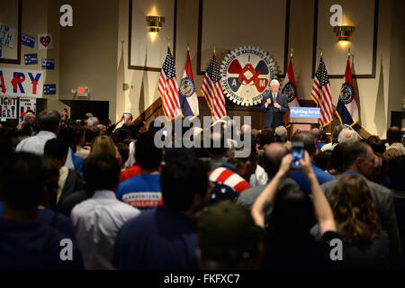 Bridgeton, Missouri, Stati Uniti d'America. 23 mar 2010. L'ex presidente Bill Clinton parla ai sostenitori della moglie e candidato Hillary Clinton, a District 9 macchinisti Hall di Bridgeton, al di fuori di San Louis. Credito: Gino's immagini Premium/Alamy Live News Foto Stock