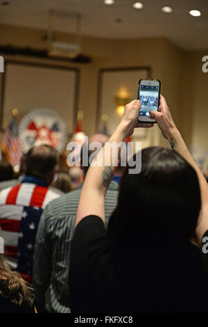 Bridgeton, Missouri, Stati Uniti d'America. 23 mar 2010. Sostenitore prende foto dell ex Presidente Bill Clinton, a District 9 macchinisti Hall di Bridgeton, al di fuori di San Louis. Credito: Gino's immagini Premium/Alamy Live News Foto Stock