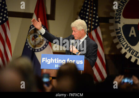 Bridgeton, Missouri, Stati Uniti d'America. 23 mar 2010. L'ex presidente Bill Clinton parla ai sostenitori della moglie e presidenziale candidato democratico Hillary Clinton, a District 9 macchinisti Hall di Bridgeton, al di fuori di San Louis. Credito: Gino's immagini Premium/Alamy Live News Foto Stock