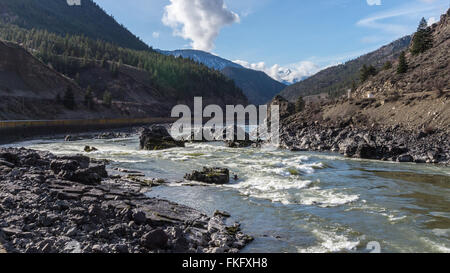 Mormorando di un ruscello in Fraser fiume che scorre attraverso il Canyon di Fraser in British Columbia Canada Foto Stock