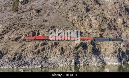 Treni faticando attraverso il terreno accidentato del Fraser Canyon in British Columbia, Canada Foto Stock