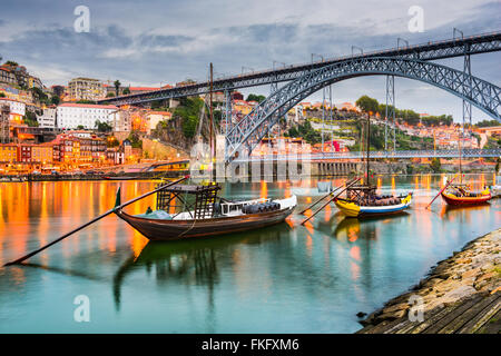 Porto, Portogallo città vecchia skyline sul fiume Douro con rabelo barche. Foto Stock