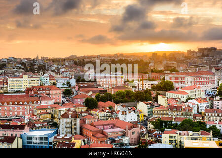 Lisbona, Portogallo quartiere Baixa skyline durante il tramonto. Foto Stock