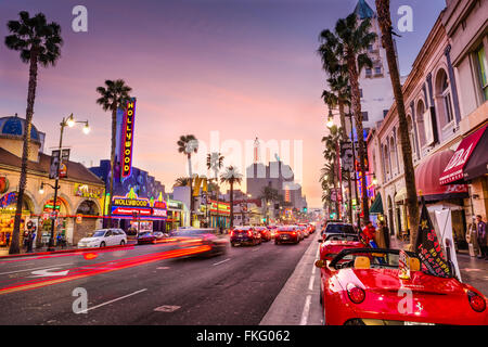 Il traffico su Hollywood Boulevard in Hollywood, California, Stati Uniti d'America. Foto Stock