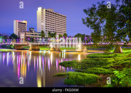 Chiang Mai, Thailandia hotel skyline sul fiume Ping. Foto Stock