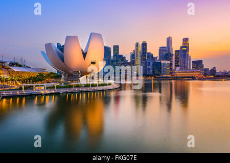Lo skyline di Singapore presso la Marina durante il crepuscolo. Foto Stock