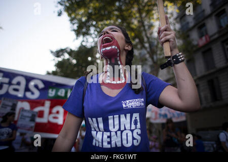 Buenos Aires, Argentina. 8 Mar, 2016. Una donna grida slogan durante un mese di marzo sulla Giornata internazionale della donna a Buenos Aires, capitale dell'Argentina, 8 marzo 2016. Credito: Martin Zabala/Xinhua/Alamy Live News Foto Stock