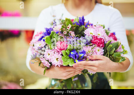 Close-up di mani femminili holding bouquet di fiori Foto Stock
