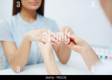 Donna facendo manicure in manicure Foto Stock