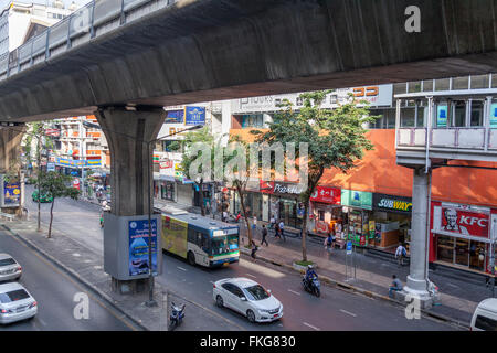 La Sala Daeng street (Bangkok) nei giorni feriali con la sua solita traffico. La rue Sala Daeng en semaine avec son trafic habituel. Foto Stock