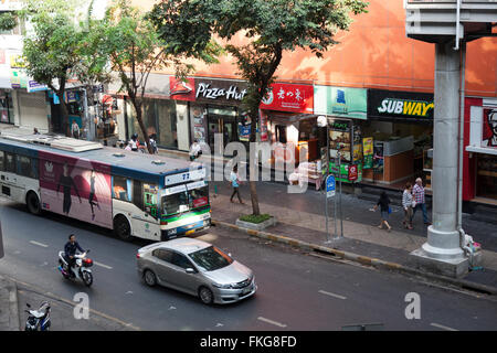 La Sala Daeng street (Bangkok) nei giorni feriali con la sua solita traffico. La rue Sala Daeng en semaine avec son trafic habituel. Foto Stock