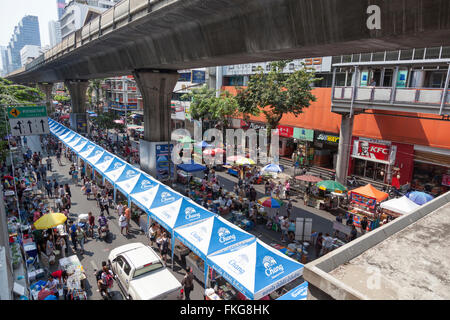 La domenica la Sala Daeng street (Bangkok) superamento con stand gastronomici. Sala Daeng envahie le Dimanche par des sorge de nourriture. Foto Stock