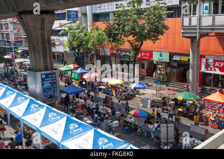 La domenica la Sala Daeng street (Bangkok) superamento con stand gastronomici. Sala Daeng envahie le Dimanche par des sorge de nourriture. Foto Stock