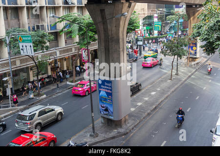 La Sala Daeng street (Bangkok) nei giorni feriali con la sua solita traffico. La rue Sala Daeng en semaine avec son trafic habituel. Foto Stock