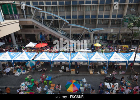 La domenica la Sala Daeng street (Bangkok) superamento con stand gastronomici. Sala Daeng envahie le Dimanche par des sorge de nourriture. Foto Stock