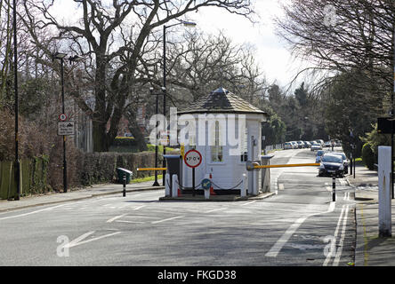 Il casello su College Road in Dulwich, Londra. Le automobili sono comunque obbligati a pagare un £1 pedaggio a utilizzare la strada. Foto Stock