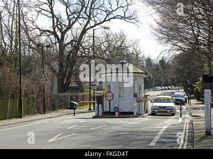 Una macchina si avvicina il casello su College Road in Dulwich, Londra. Le automobili sono comunque obbligati a pagare un £1 pedaggio a utilizzare la strada. Foto Stock