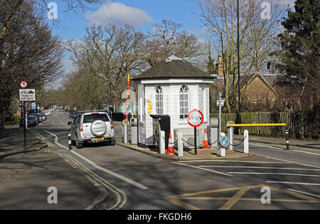 Una macchina passa il casello su College Road in Dulwich, Londra. Le automobili sono comunque obbligati a pagare un £1 pedaggio a utilizzare la strada. Foto Stock