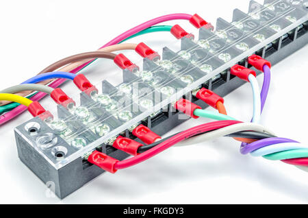 Piastra di terminali utilizzati per collegare i fili elettrici alla presa di  corrente Foto stock - Alamy