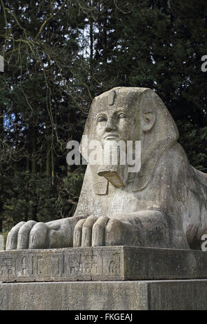 Una sfinge in pietra al Crystal Palace Park, Londra del sud. Uno dei pochi intatte le reliquie del cristallo originale palazzo Foto Stock