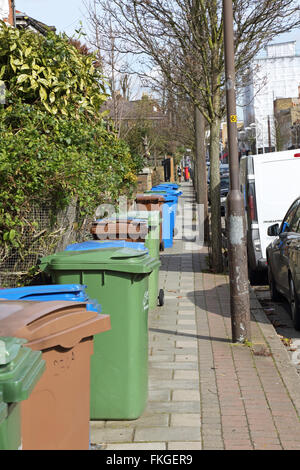 Rifiuti domestici di scomparti di riciclaggio occupano la maggior parte dello spazio di pavimento su South London street a Southwark Foto Stock