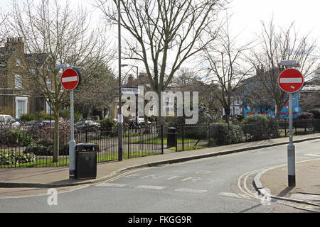 William Griggs giardini. Una piccola area di parcheggio sulla strada Bellenden in Peckham, Londra. Atmosfera da villaggio nel famoso quartiere povero. Foto Stock