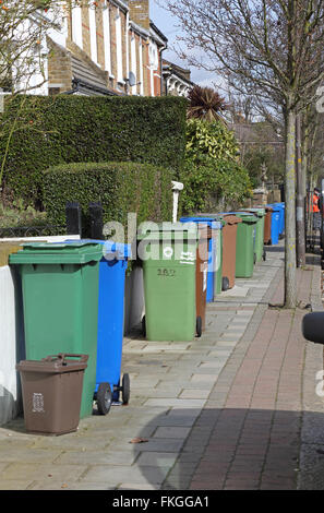 Rifiuti domestici di scomparti di riciclaggio occupano la maggior parte dello spazio di pavimento su South London street a Southwark Foto Stock