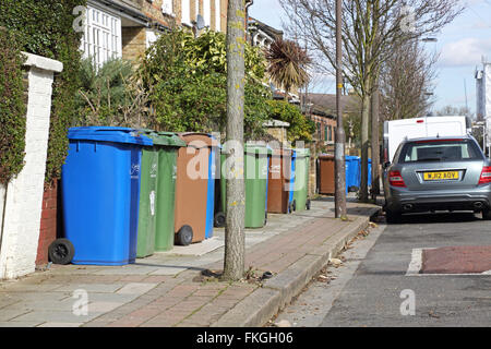 Rifiuti domestici di scomparti di riciclaggio occupano la maggior parte dello spazio di pavimento su South London street a Southwark Foto Stock