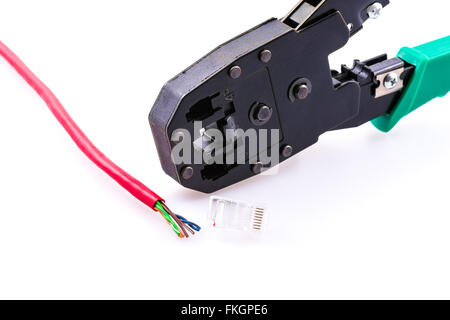 Cavo di rete, connettore RJ-45 e la pinza di aggraffatura su sfondo bianco Foto Stock