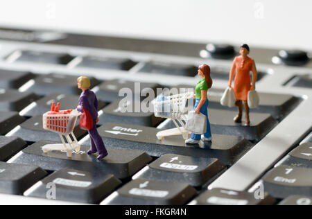 Gli acquirenti in miniatura con carrello sulla tastiera di un computer Foto Stock