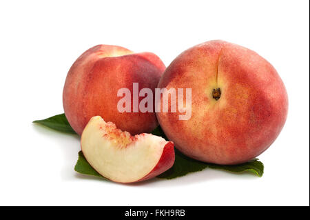 Due pesche isolato su bianco Foto Stock