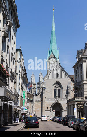 Il campanile della chiesa di Fraumuenster e la sua facciata a Zurigo, Switzlerand Foto Stock