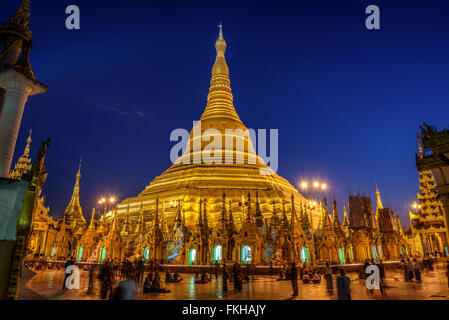 Shwedagon pagoda Temple al tramonto. Foto Stock