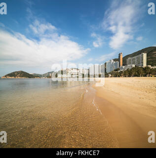 Spiaggia e grattacieli di lusso a Repulse Bay, a Hong Kong, Cina Foto Stock