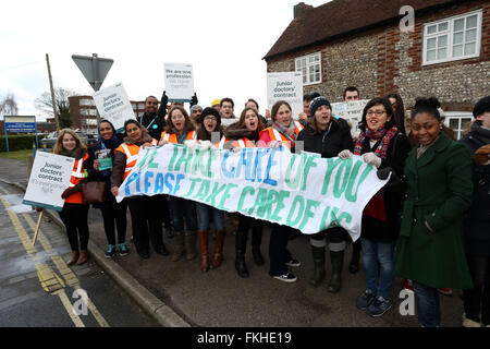 Chichester, Regno Unito. 9 Marzo, 2016. I medici lo sciopero per la terza volta su nuovo contratto essendo portato dal governo. Nella foto è colpire al di fuori dell ospedale di Chichester, West Sussex, Regno Unito. Credito: Sam Stephenson/Alamy Live News. Foto Stock