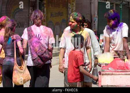 Holi,polvere colorata gettando festival,Jaipur Rajasthan,l'India,sud,Asia.evento annuale svoltasi nel mese di marzo la marcatura fine dell'inverno. Foto Stock