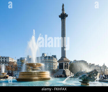 Fontane e Nelson's Colonna, Trafalgar Square, London, England, Regno Unito Foto Stock