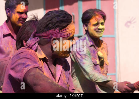 Holi,polvere colorata gettando festival,Jaipur Rajasthan,l'India,sud,Asia.evento annuale svoltasi nel mese di marzo la marcatura fine dell'inverno. Foto Stock