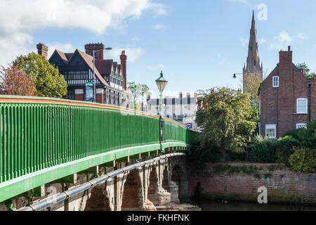 L'approccio oltre il Fiume Trento al centro della città di Newark on Trent, Nottinghamshire, England, Regno Unito Foto Stock