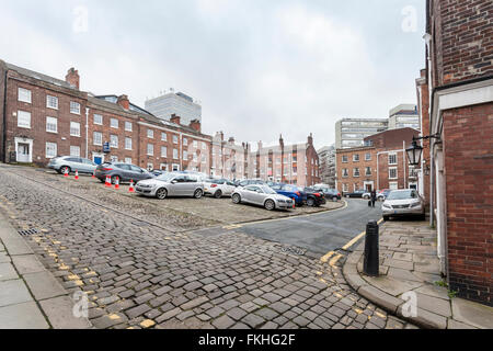 Edifici del XVIII secolo. Case cittadine Georgiane ora utilizzato come uffici con parcheggio su strada, Paradise Square, Sheffield, Yorkshire, Inghilterra, Regno Unito Foto Stock