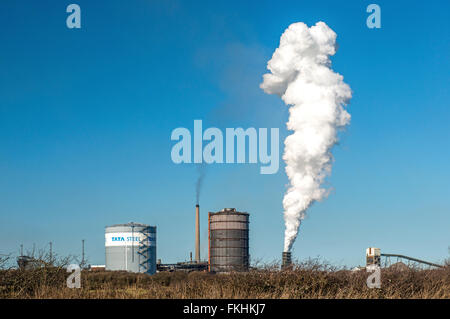 Il vapore ondeggianti dalla Tata Steel impianto di produzione in Port Talbot, South Wales, contro un blu cielo chiaro