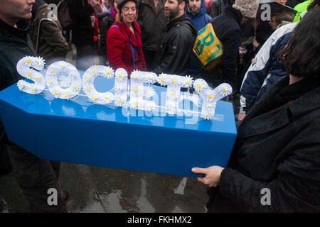 La Thatcher morte partito, London, Regno Unito.13.04.2013 manifestanti si radunano su Trafalgar Square, a celebrare la morte di Margaret Thatcher. Foto Stock