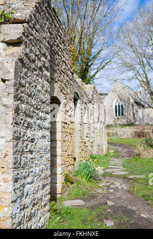 Rovine di edifici abbandonati che portano alla chiesa di Santa Maria al villaggio di Tyneham, Dorset UK nel mese di marzo - Chiesa di Santa Maria, Chiesa di Santa Maria - perso abbandonato Foto Stock