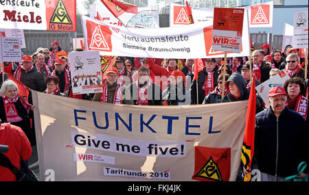 Hannover, Germania. 09Mar, 2016. IG Metall europea membri dimostrare con poster e insegne all'inizio della contrattazione collettiva per i circa 85.000 dipendenti in metallo e industria elettrica in Bassa Sassonia a Hannover, Germania, 09 marzo 2016. Foto: HOLGER HOLLEMANN/dpa/Alamy Live News Foto Stock